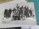 Photo Ancienne Keystone Combat Des Américains Us Dans Le Corridor De Bastogne La Fouille Des Allemands Prisonniers Ww2 - Guerre, Militaire