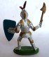 Figurine CYRNOS MOYEN AGE MA11 CHEVALIER BRANDISSANT HACHE ECU CROIX BLEU ET OR 50's Pas Starlux Clairet - Starlux