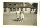 COXYDE 1947 PHOTO DE 2 JEUNES FILLES DEVANT LE LYS ROUGE - Lugares