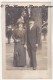 COUPLE EN TENUE DU DIMANCHE - CHAPEAU OMBRELLE CANNE - CARTE PHOTO - Costumes