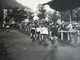 CARTE POSTALE / PHOTO COURSE CYCLISME DE 1928 A SAINT DIE VOSGES / PELOTON DE CYCLISTES - Saint Die