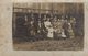 Carte Photo Originale Groupe D'Individus Devant Une Grange Vers 1910 - Robes & Costumes D'époque - Persone Anonimi