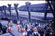 Photo Diapo Diapositive Slide Carnaval Chalon Sur Saône 1961 Grosses Têtes Peugeot 203 Break Wagons Gare VOIR ZOOM - Diapositives