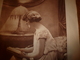 Années 1920-1930 Gravure Romantique Couleur Sépia LA LECTURE , Dimension Hors-tout = 50 Cm X 35 Cm - Estampes & Gravures