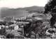 83 - LE LAVANDOU : La Ville La Plage Et Au Fond Le Cap Benat - Jolie CPSM Dentelée Noir Blanc GF - Var - Le Lavandou