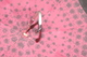 Delcampe - PARAPLUIE OMBRELLE Ancien à Volants Doublé Intérieur Rose à Fleurs Noires Années 70 - Sombrillas & Paraguas