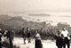 Photo Originale Marcheurs Au Milieu Des Vignes à Contre Courant Des Péniches En Contre Bas Et à La Queue Leu-leu - 1951 - Bateaux