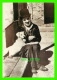 CÉLÉBRITÉS HOMME - CHARLIE CHAPLIN AVEC SON CHIEN - - Personnages Historiques