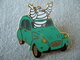 Pin's 2 CV - 2 Chevaux Verte Avec Bibendum Michelin - Citroën - Deudeuche - 2 CV - Édition Limitée - Citroën