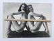 2 PIN-UPS NUE  DOS À DOS POSITION ÉROTIQUE "photo Carte Format CP  10 X 14,5 Cm "noir Et Blanc Brillant " - Pin-Ups