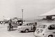 Photo Originale Fiat 650 Et Ford Anglia & Petites Voitures 60's Autour Du Port - Bateau Et Charrette à Main - Automobili