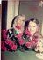 Photo Couleur Originale Deux Pin-up Et Bouquet De Roses Vers 1970/80 - Le Kitsch Dans Sa Splendeur ! - Objets