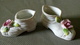 PAIRES DE SOULIERS MINIATURES 8cm Porcelaine à Décor De ROSE En Relief - Non Signé - Autres & Non Classés