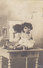 Kind Auf Tisch - Frühe Fotokarte - 1905     (A-42-150707) - Fotografia