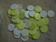 Ancien - Sachet De Jetons Plastique Bicolore Jaune/Blanc - Jouets Anciens