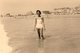 2 Photos Originales Plage & Maillot De Bain - Pin-up Sexy En Maillot Blanc Baignade Et Bronzette Vers 1950 - Pin-Ups