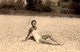 2 Photos Originales Plage & Maillot De Bain - Pin-up Sexy En Maillot Blanc Baignade Et Bronzette Vers 1950 - Pin-Ups