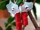 Boucles D'oreilles En Cubes De Corail Rouge Et Fleurs De Lucite Blanche  Hauteur Totale: Environ 44mm - Boucles D'oreilles