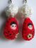 Boucles D'oreilles Artisanales Kokeshi Feutrine Rouge Nées Chez Smaksall - Et Boule De Laine Blanche - Ohrringe