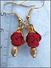 Boucles D'oreilles Artisanales Pompon Rouge Et Accessoires Dorés  Les Pompons Utilisés Ont été Réalisés à La Main Par Un - Oorringen