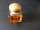 ENCRIER EN VERRE ET LAITON BOUCHON DECOLLE 4 X 4 X 6 CM POIDS 176 GR - Inkwells