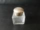 ENCRIER EN VERRE ET METAL ARGENTE OU ARGENT ? 4.5 X 4.5 X 6 CM POIDS 121 GR - Inktpotten