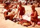 Photo Couleur Originale Bords Blancs - Bronzette Pour 3 Pin-up Et Roses Rouges Sur La Plage En Août 1967 - Pin-Ups