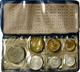 05032 China - Volksrepublik: Kursmünzensatz 1980 PP, KM PS3 7 Stück, Mit KM 1-3, 15-18; Im Original Blauen Etui, Patina. - Chine