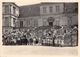 77-FONTAINEBLEAU  - PHOTO - DE GROUPE D'ENFANTS DEVANT LE CHATEAU DE FONTAINEBLAU - Trains