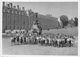 77-FONTAINEBLEAU  - PHOTO - DE GROUPE D'ENFANTS - DEVANT LE CHATEAU DE FONTAINEBLEAU - Trains