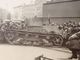 Foto WW2 Panzer Tank Berlin ? Auf Platz Mit Hakenkreuzfahnen Und Symbolen Und Soldat Stahlhelm Agfa Lupex Ca. 1940 - Guerre, Militaire