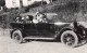 Groupe De Touristes Dans Voiture Decapotable A La Campagne Chauffeur Ancienne Photo 1930 - Cars