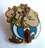 RARE BROCHE ASTERIX - OBELIX Secoue Les Mains 1988 ALBERT RENE STADIUM - Pins