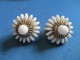 Bijou Fantaisie/ Paire De Boucles D'Oreille/ Pâquerettes En Petites Pierres Porcelaine Enfilées/Vers 1930-1960     BIJ88 - Oorringen