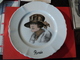 ASSIETTE PORCELAINE PORTRAIT DE FEMME INTITULE RENEE FEMME DES ANNEES 20 OU 30. - Plates