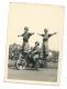 1 - LOT 2 ANCIENNES PHOTOS ACROBATIE MOTOCYCLISTE, CASCADE, MOTO, MOTARD, FIGURE, PARADE, DEFILE, SPECTACLE - Motos