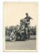 1 - LOT 2 ANCIENNES PHOTOS ACROBATIE MOTOCYCLISTE, CASCADE, MOTO, MOTARD, FIGURE, PARADE, DEFILE, SPECTACLE - Motorräder