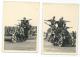 3 - LOT 2 ANCIENNES PHOTOS ACROBATIE MOTOCYCLISTE, CASCADE, MOTO, MOTARD, FIGURE, PARADE, DEFILE, SPECTACLE - Motos