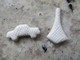 Feve Ancienne Plastique Blanc Tour Eiffel Et Voiture Lot De 2 Fèves - Anciennes