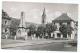 CPSM CERNAY, MONUMENT AUX MORTS, AU FOND A DROITE STATION SERVICES, POMPES ESSENCE, Format 9 Cm Sur 14cm Env., HAUT RHIN - Cernay