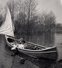 Photo Originale Femme à Bord D'un Canoë à Voile En Avril 1940 - Navigation - Voilier Atypique - Boats