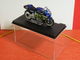 MOTO 1/24 > Suzuki RGV 500 Kenny Roberts JR  2000 (sous Vitrine) - Motos