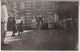 CARTE PHOTO : PLACE DE LA MAIRIE - UNE VIOLONISTE ET UNE CHORALE DEVANT L'HOTEL DE VILLE - 2 SCANS - - A Identifier