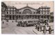 CPA   75     PARIS    1921    LA GARE DE L EST ET LA STATION DE METRO     AUTOBUS LIGNE B TROCADERO GARE DE L EST - Gares - Sans Trains