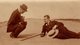 Carte Photo Originale Photographe Amateur Sur La Plage Avec Un Ancien Appareil Photo à Plaques FA Berner Hagen Vers 1900 - Personas Anónimos