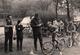 Photo Originale Vélo - Passage Du Permis Vélo En DDR En 1970 Sous Les Phares D'un Trabant 601 - Cyclisme