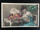 CPF020 - Carte Postale Fantaisie - Femme Assise à Une Table Avec Des Fleurs - Sonstige & Ohne Zuordnung