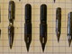 Delcampe - Lot De 37 Plumes Divers Modèles  Dans Une Petite Boite Metallique Warmor - Pens