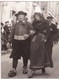 Delcampe - LOT De 26 Anciennes Photos BRETAGNE FINISTERE DOUARNENEZ Défilé Gras Costumes Années 60 - Personnes Anonymes