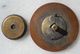 US 59 Bouton Pin's Ancien Old Button Knopfes  à Nettoyer Cuivre Rouge Diamètre 2.5 Cms Sans Fabrique - Buttons